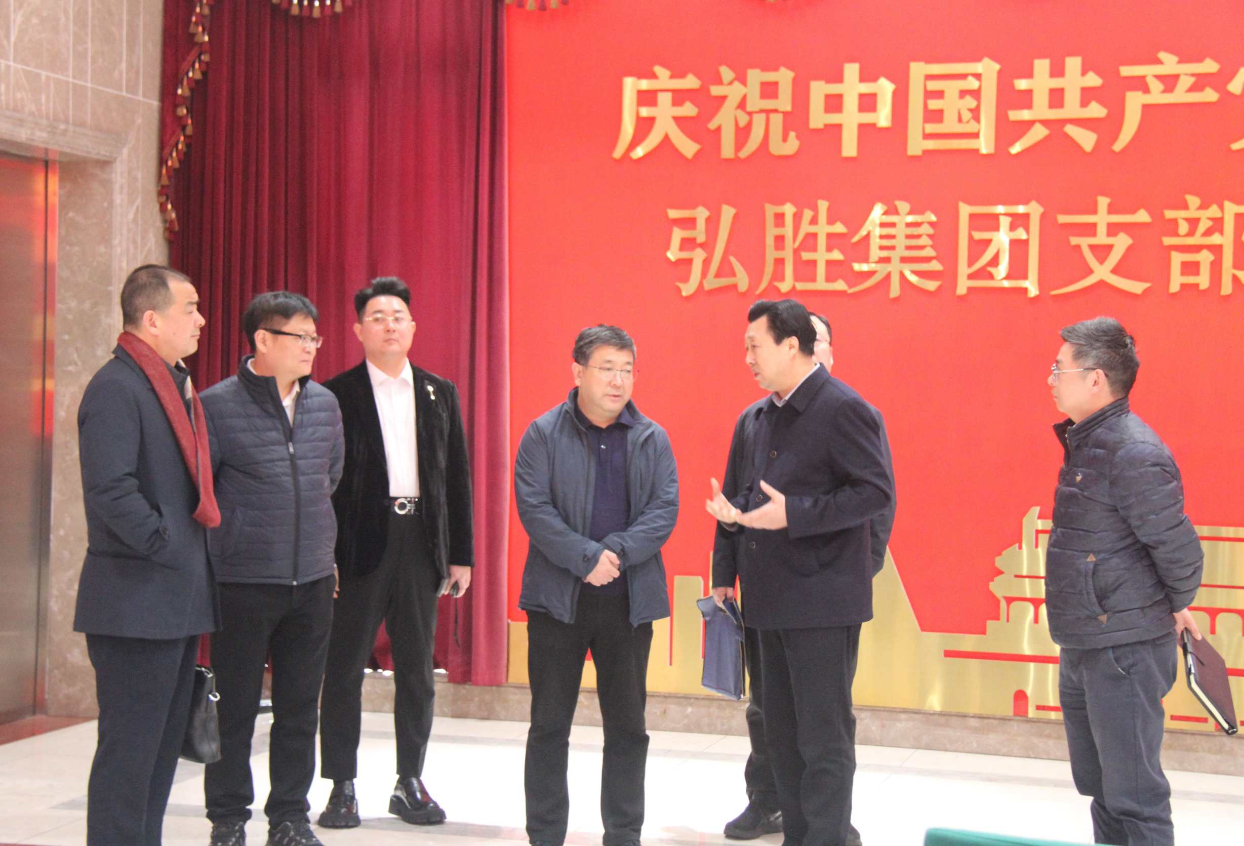 中國(guó)國(guó)家鐵路集團(tuán)有限公司貨運(yùn)部負(fù)責(zé)人周世暾、貨運(yùn)價(jià)格處處長(zhǎng)肖睿、貨運(yùn)營(yíng)銷(xiāo)處副處長(zhǎng)何杰一行在中國(guó)鐵路廣州局集團(tuán)貨運(yùn)部主任張軼弘、副主任羅盛秋、廣深鐵路物流中心主任宋海濤、廣州鐵路物流中心總經(jīng)理魯尚鋒的陪同下蒞臨弘勝集團(tuán)調(diào)研指導(dǎo)交流.JPG